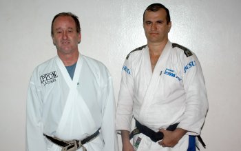 Karatecas fazem exame de graduação superior em faixa preta